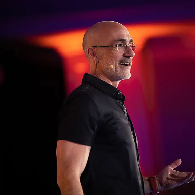 Arthur C. Brooks, experto de Harvard: El secreto de las parejas más felices no es la pasión, sino la amistad